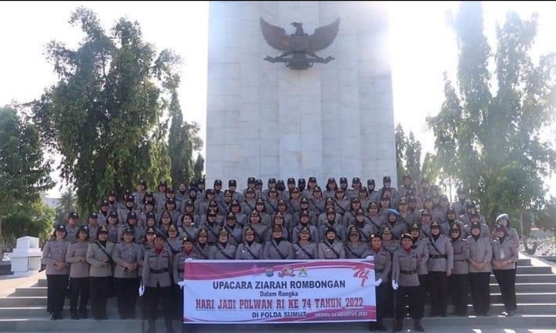 Polwan Polda Sumut Ziarah Dan Tabur Bunga Ke Makam Pahlawan, Sambut ...