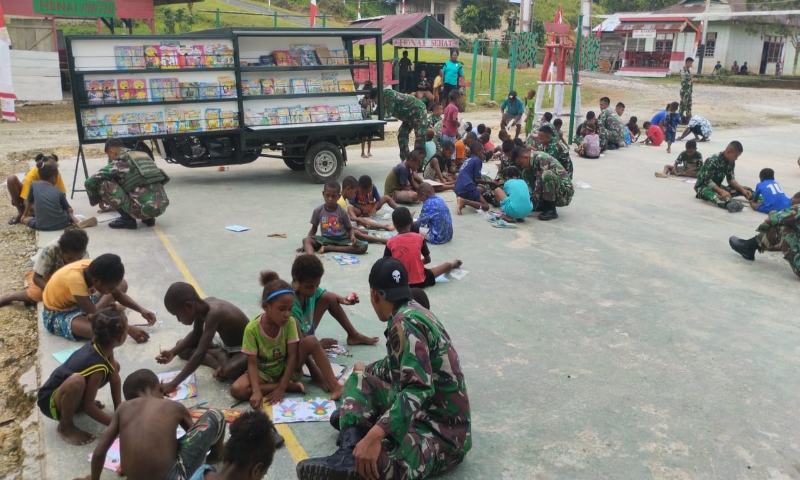 Tentara Mengajar Anak Papua Cerdas, Perpustakaan Motor Keliling Bagi Anak-anak Dari Progam Teman Pace