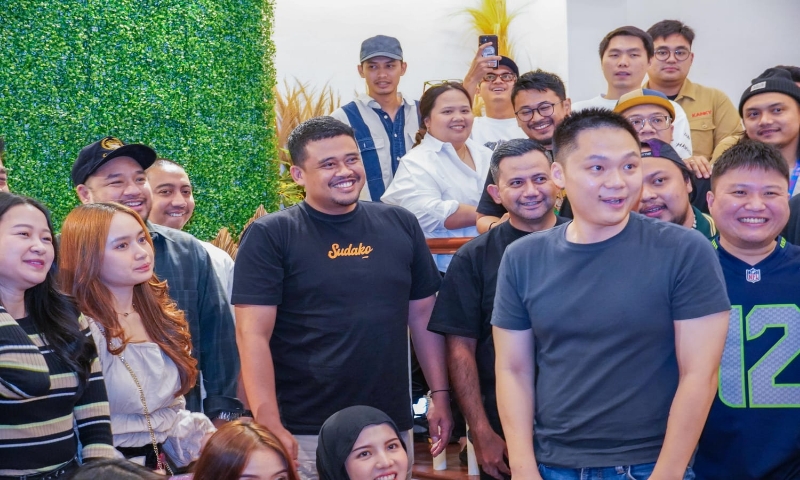 Berfoto dan Makan Merupakan Kebiasaan Walikota Medan BobbyNasution