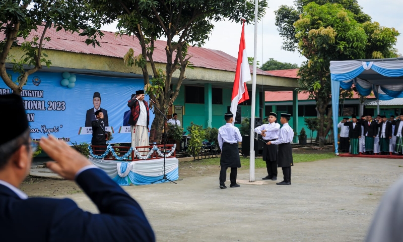 Diikuti Ratusan Santri Bobby Nasution Jadi Pembina Upacara Peringatan