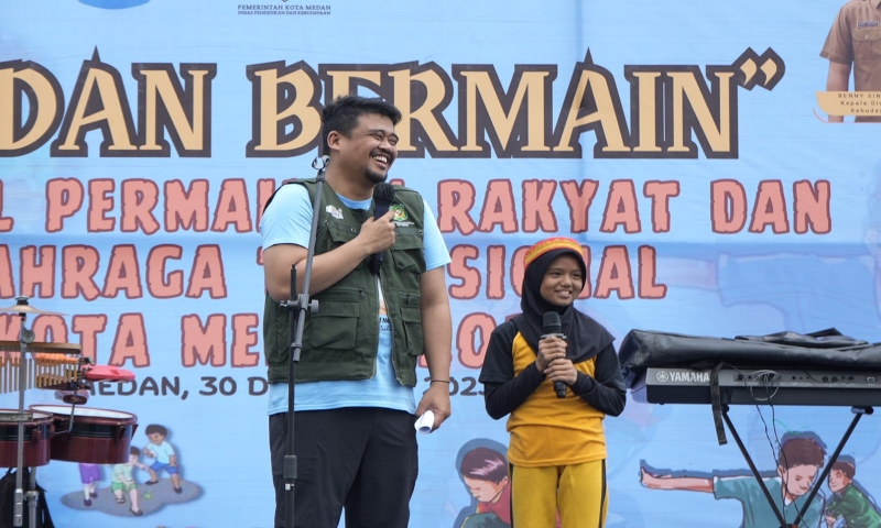 Buat Kuis Saat Buka “Medan Bermain”, Bobby Nasution Beri Hadiah Sepeda Listrik di Lapangan Mabar Deli