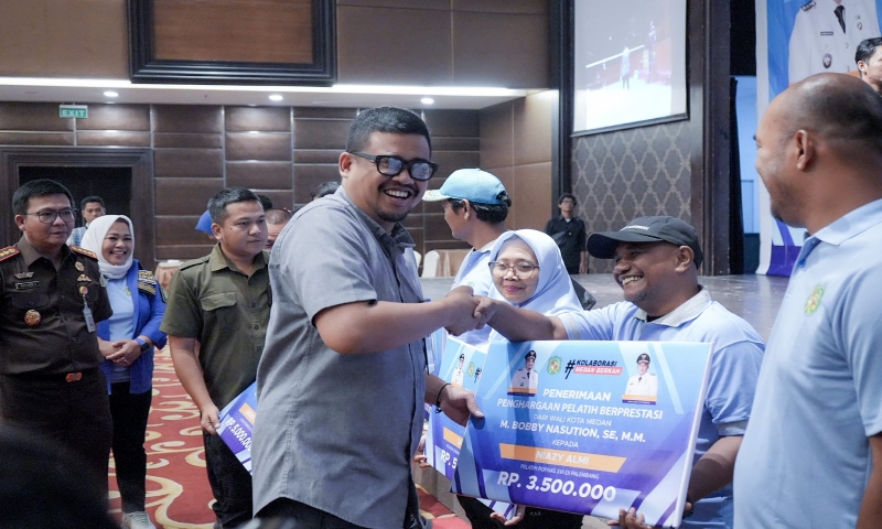 Bobby Nasution Berikan Penghargaan Kepada 211 Atlet, Pelatih dan Asisten Berprestasi