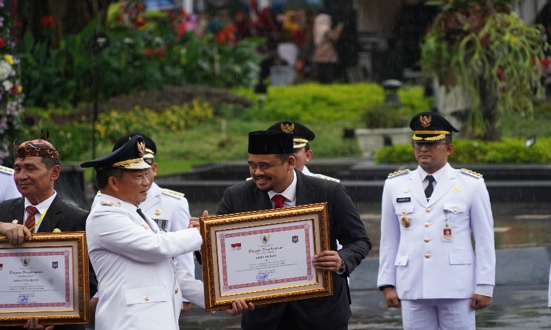 Bobby Nasution Raih Anugerah Tanda Kehormatan Satyalancana Karya Bhakti Praja Nugraha Atas Kinerja Tinggi dan Inovatif